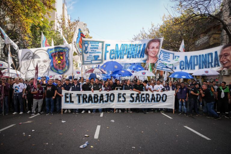La CGT marcha en protesta contra la reforma laboral junto con las CTA, los piqueteros, la izquierda y sectores del PJ
