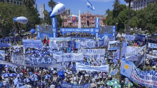 La CGT marchó en Plaza de Mayo y amenazó con un paro nacional