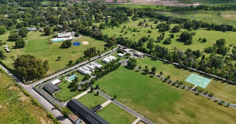 Vuelos sin pasajeros, un certificado trucho y gastos sospechosos con una tarjeta de la AFA: las pruebas que tiene la Justicia sobre la mansión de Pilar