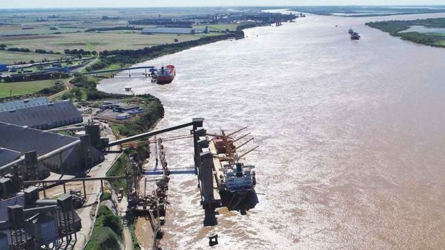 El campo, puertos y exportadoras, en guerra por la licitación de la Hidrovía