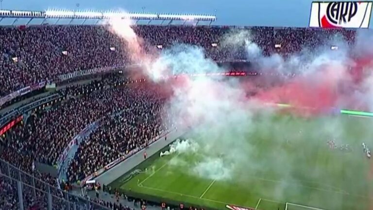 El Monumental habló: impresionante ovación a Marcelo Gallardo y silbidos a los jugadores