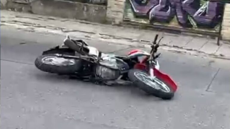 Un motociclista murió degollado por un cable que habían colocado para un corso