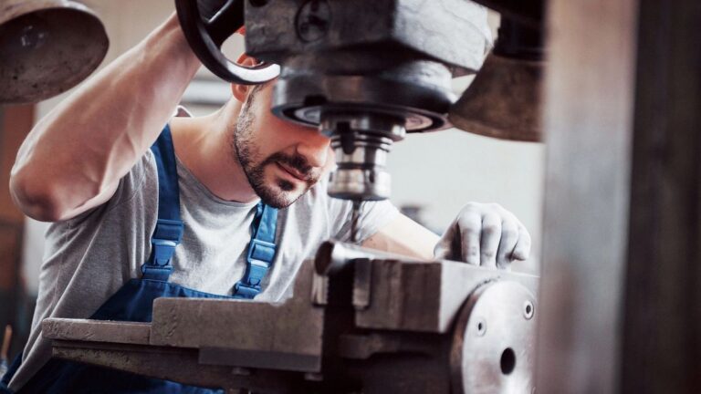 Paradojas de la era de Javier Milei: la economía rebotó 4,9% desde 2023, pero el empleo formal sufrió un derrumbe de casi 3%