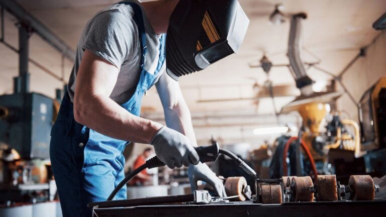 El salario real volvió a caer en enero y la jubilación mínima ya perdió 5% en 7 meses, en medio de la crisis de empleo