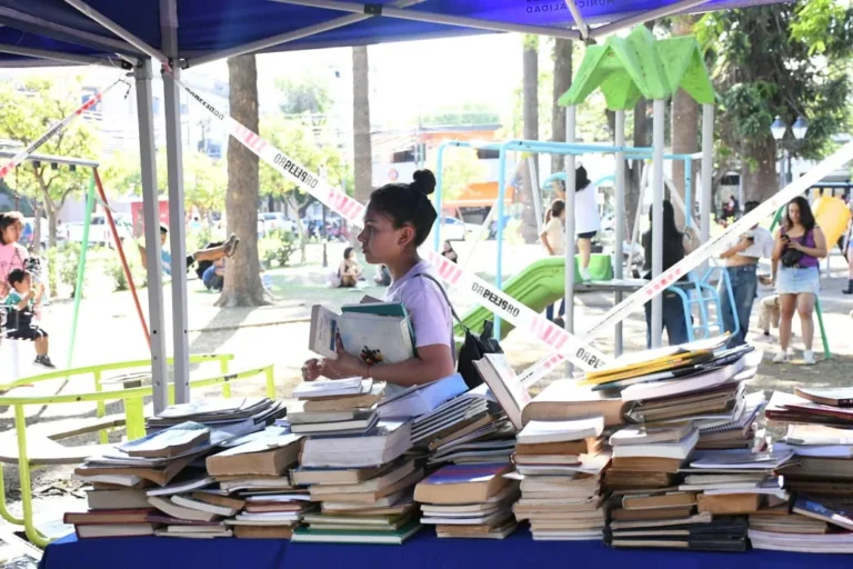 Personas participando en la Suelta de Libros en el barrio Solidaridad, Salta.