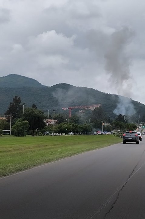 Camión volcado en la rotonda cercana a la Universidad Católica de Salta (UCASAL), con presencia de humo y cables eléctricos caídos.