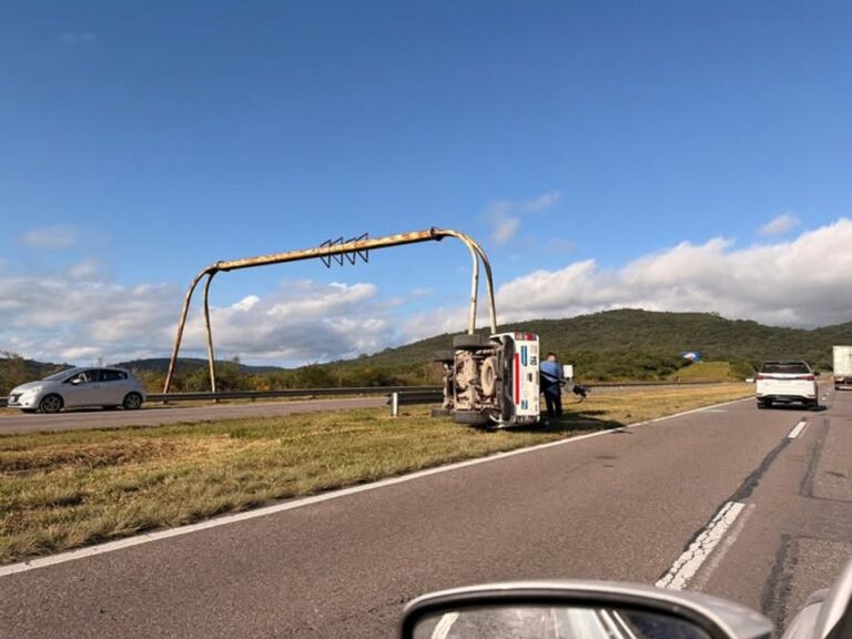 Accidente vial con camioneta volcada en las inmediaciones de la ex Aunor, Salta.