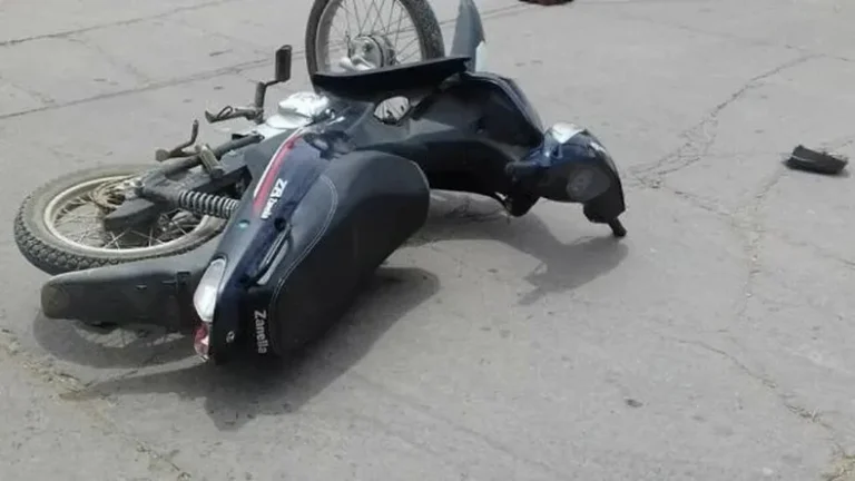 Hombre con brazo escayolado tras accidente de moto en Salta