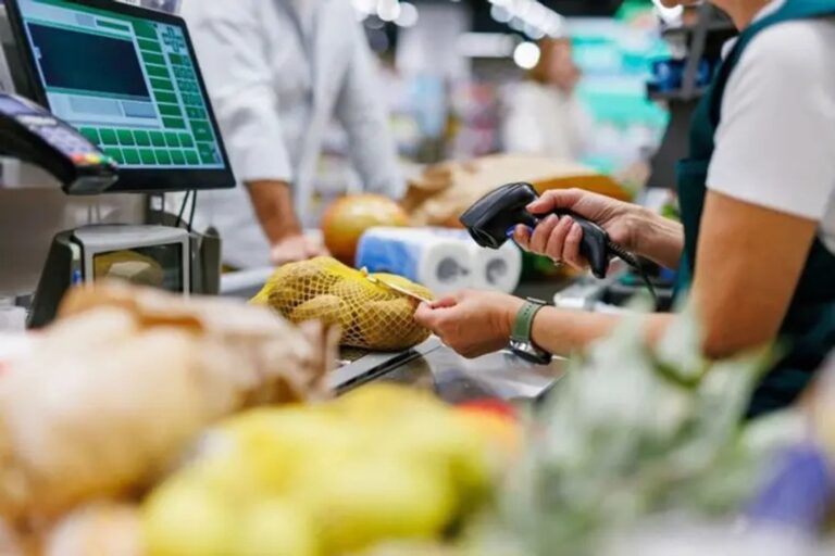 Ilustración de un recibo de sueldo con gráficos representando un bono extra para empleados de comercio en Salta.