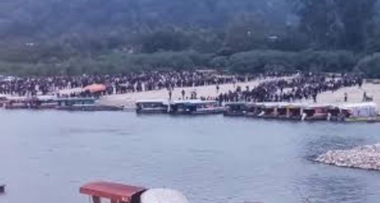 Vista aérea del río Bermejo y actividad de chalanas en la zona de Aguas Blancas, Salta.