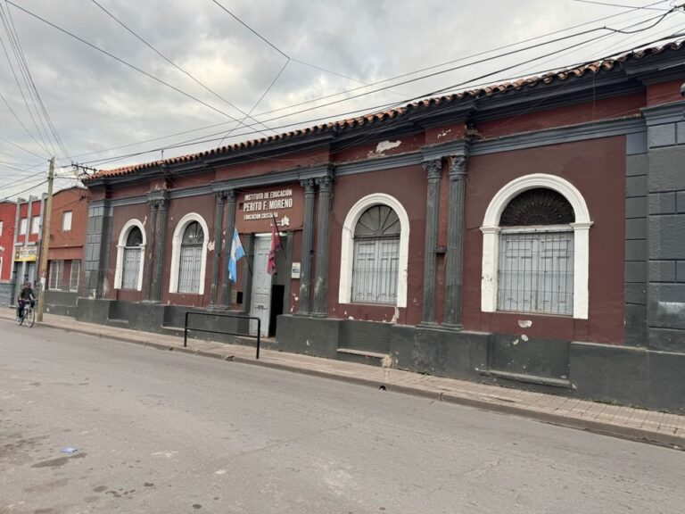 Estudiantes del Instituto Perito Moreno llevan útiles en la mano en lugar de mochilas