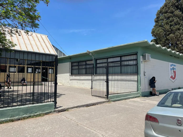 Autoridades de seguridad analizan pintada en institución educativa de Salta