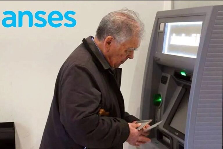 Persona mayor revisando un recibo de jubilación o pantalla de ANSES
