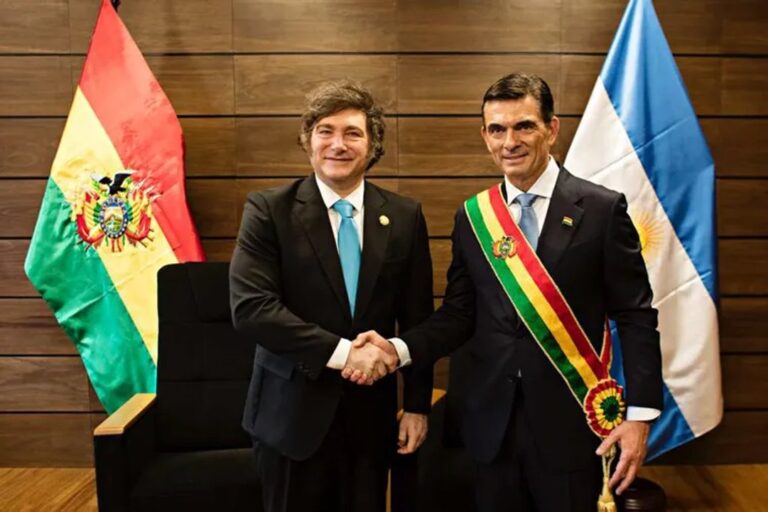 Banderas de Argentina, Bolivia y Reino Unido en un contexto de reunión diplomática.