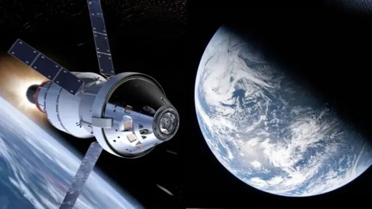 Ilustración de la cápsula Orión de la NASA reingresando a la atmósfera terrestre.