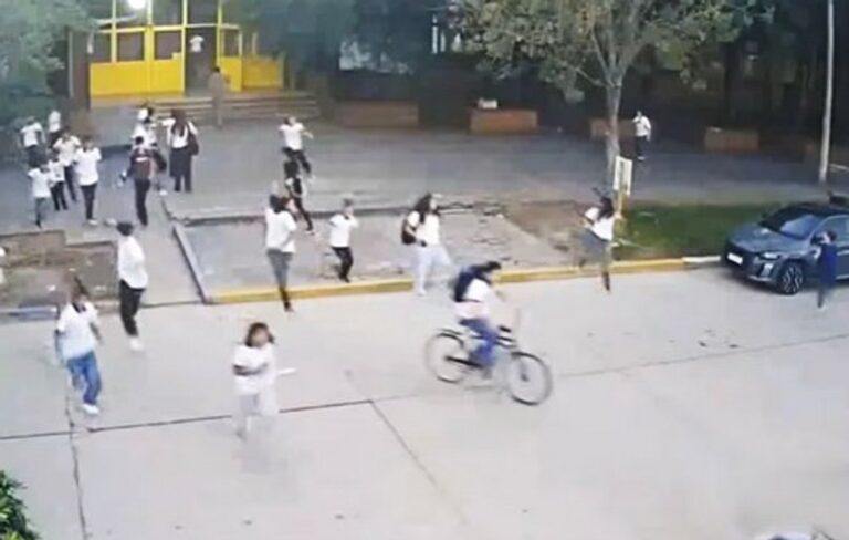 Ilustración referencial de una fachada de escuela y símbolos de justicia.