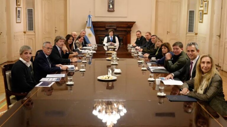Gráfico ilustrativo de la evolución de los sueldos de ministros en pesos argentinos.
