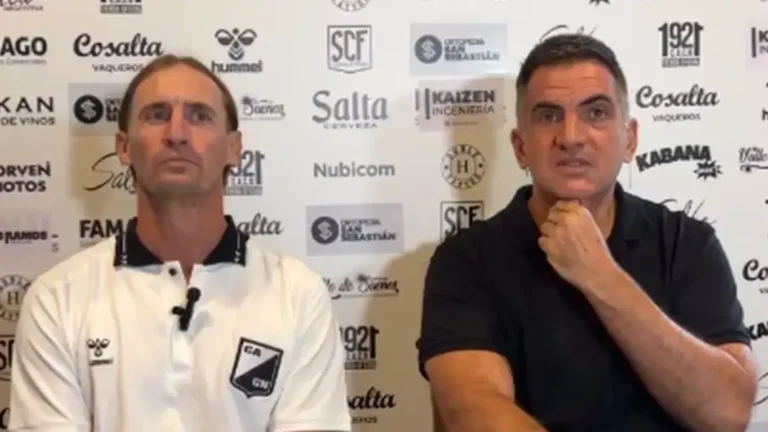 Adrián Bastía, director técnico de Central Norte, durante una conferencia de prensa.