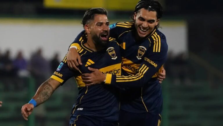 Jugadores de Boca Juniors celebrando un gol ante Defensa y Justicia en el estadio Norberto Tito Tomaghello