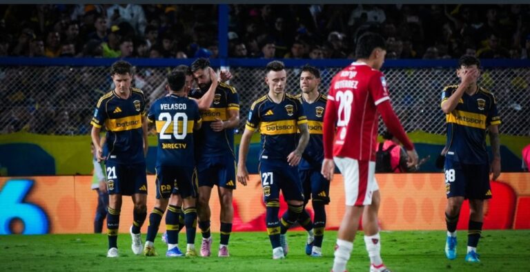 Jugadores de Boca Juniors e Independiente durante el clásico en La Bombonera.