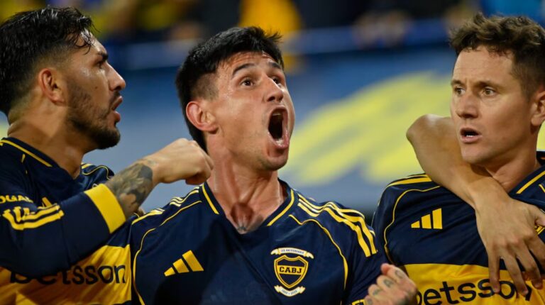 Jugadores de Boca Juniors y Barcelona SC en partido de Copa Libertadores en La Bombonera.
