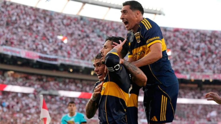Jugadores de Boca Juniors y River Plate durante el desarrollo del clásico en el Estadio Monumental.