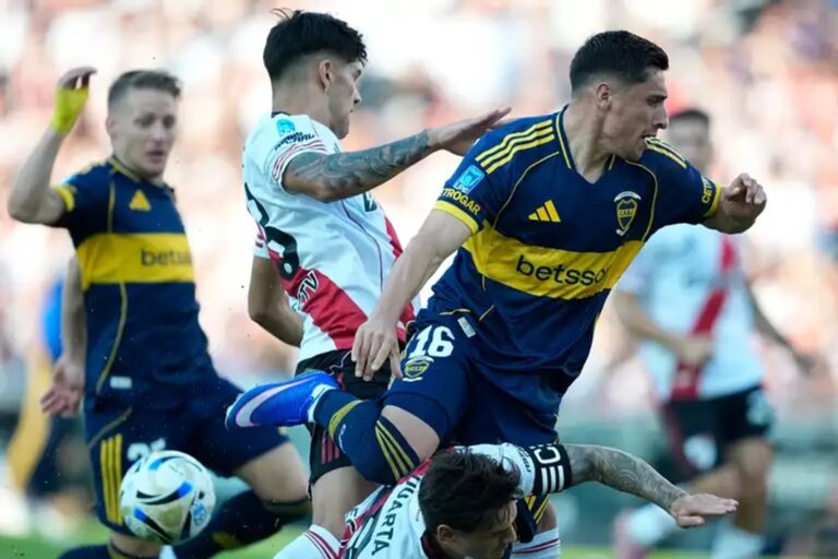 Jugadores de Boca Juniors y River Plate durante el Superclásico en el estadio Monumental.