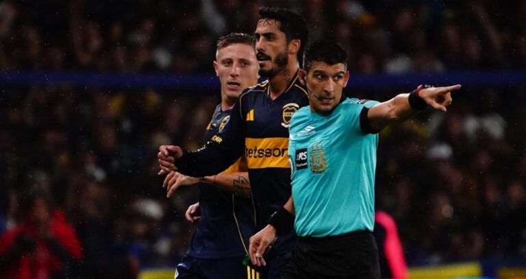 Jugadores de Boca Juniors e Independiente durante el partido en La Bombonera.