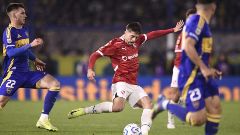 Jugadores de Boca Juniors e Independiente en un partido de fútbol en el estadio La Bombonera.