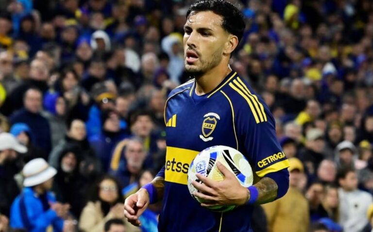 Jugadores de Boca Juniors y Universidad Católica en un partido de fútbol.