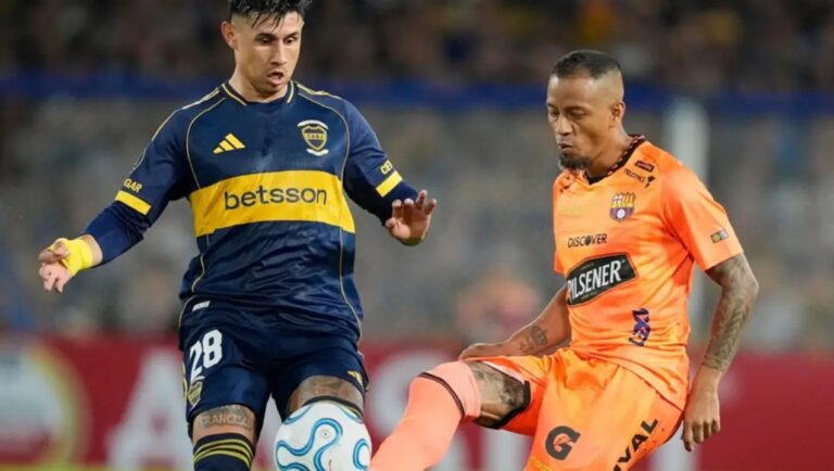 Jugadores de Boca Juniors y Barcelona de Ecuador durante el partido en La Bombonera.