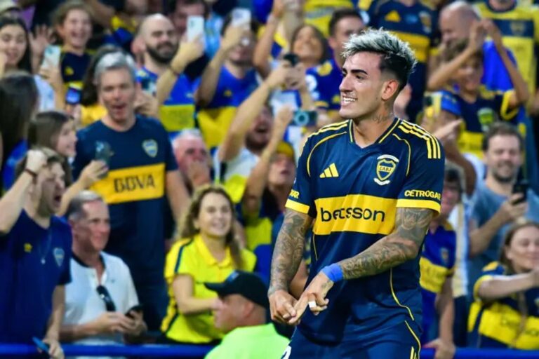 Jugadores de Boca Juniors celebrando un gol ante Barcelona de Ecuador en La Bombonera.