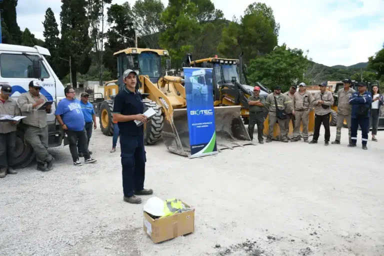Operarios municipales de Salta durante una capacitación en el uso de maquinaria pesada