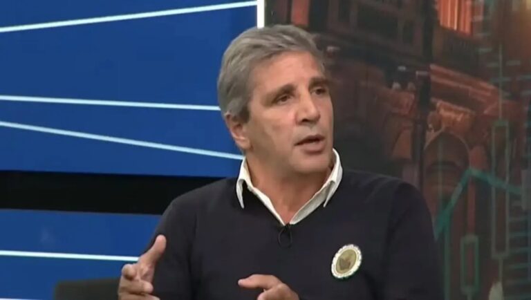 El ministro de Economía, Luis Caputo, durante una entrevista televisiva.