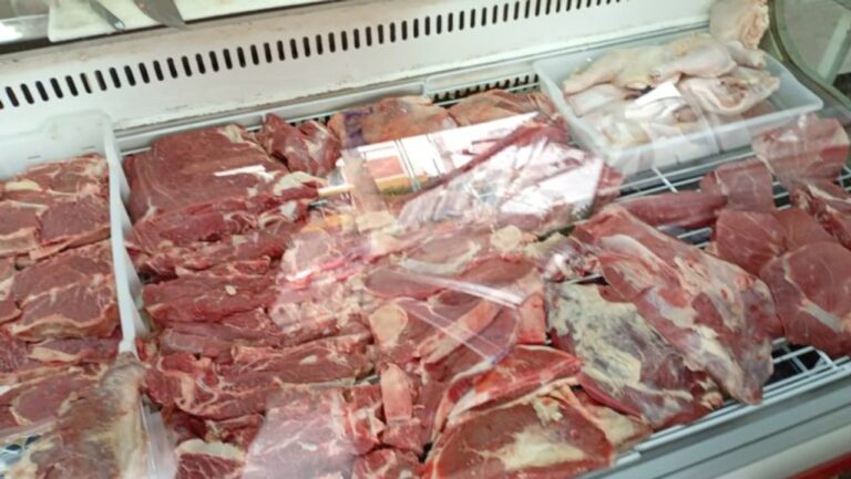 Cortes de carne de burro expuestos en una carnicería o parrilla.