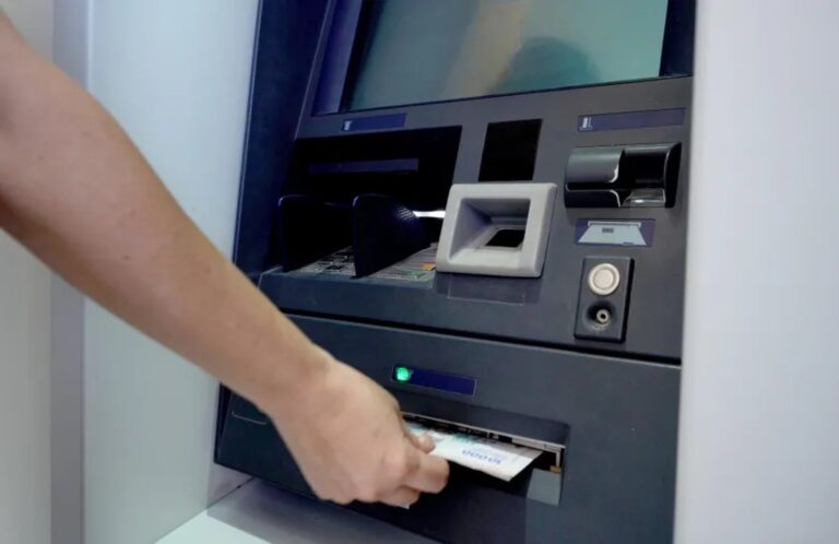 Ilustración de un calendario con la fecha 20 de abril resaltada, junto a símbolos de dinero y un teléfono móvil con una aplicación bancaria.
