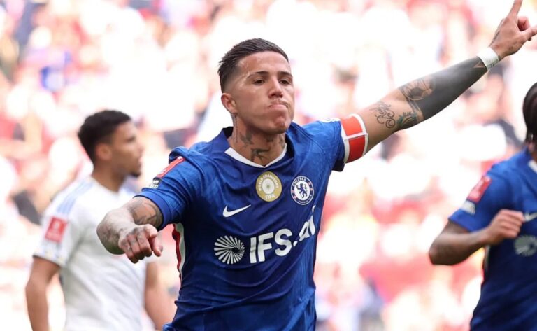 Enzo Fernández celebra el gol que clasificó al Chelsea a la final de la FA Cup