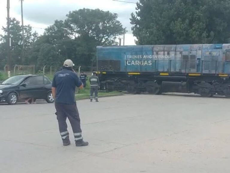Lugar del accidente entre un automóvil y un tren de carga en el cruce ferroviario de calle Tucumán, Metán.