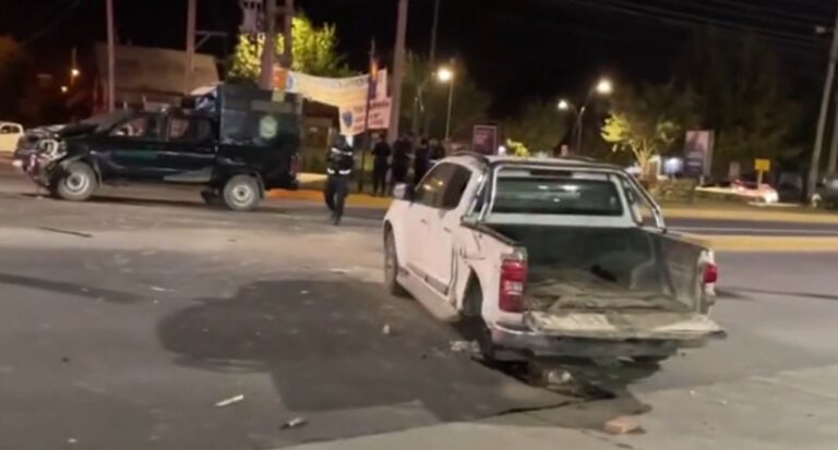 Vehículos involucrados en accidente de tránsito en intersección de Salta