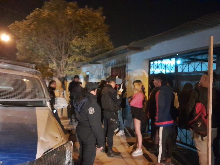 Efectivos policiales en complejo deportivo de Colonia Santa Rosa durante clausura de evento no autorizado