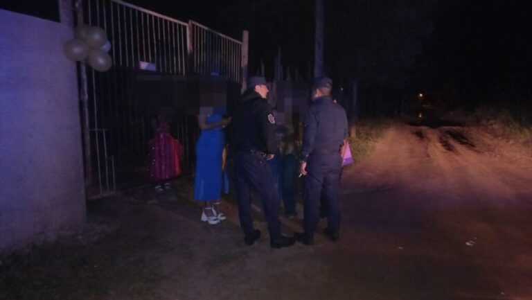 Efectivos policiales durante un operativo de control en la vía pública.