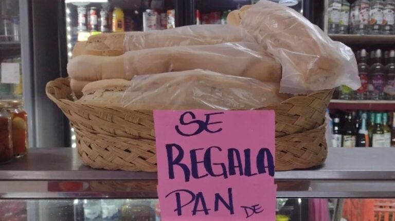 Fernanda Choque, comerciante de Metán, junto a la cesta con pan para regalar en la entrada de su verdulería.