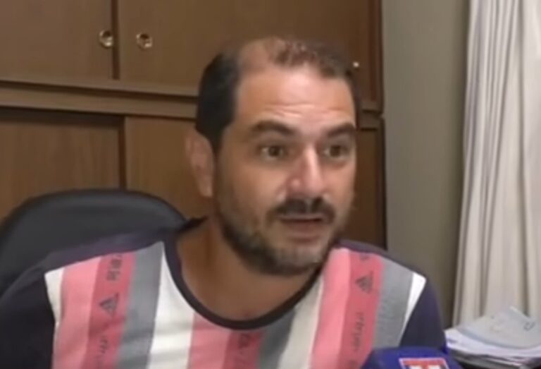 Comerciante en supermercado de Tartagal revisando productos