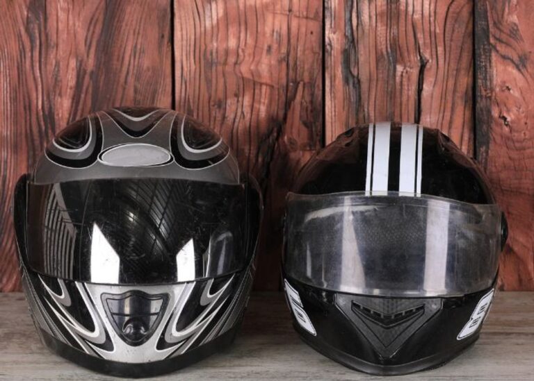 Dos cascos de motociclista sobre una moto, representando la ley salteña de seguridad vial.