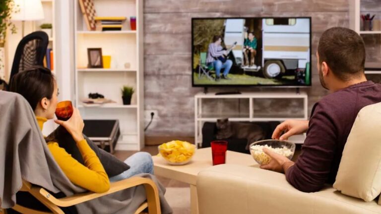 Living moderno con televisor grande y sillones cómodos, preparado para ver deportes o películas.