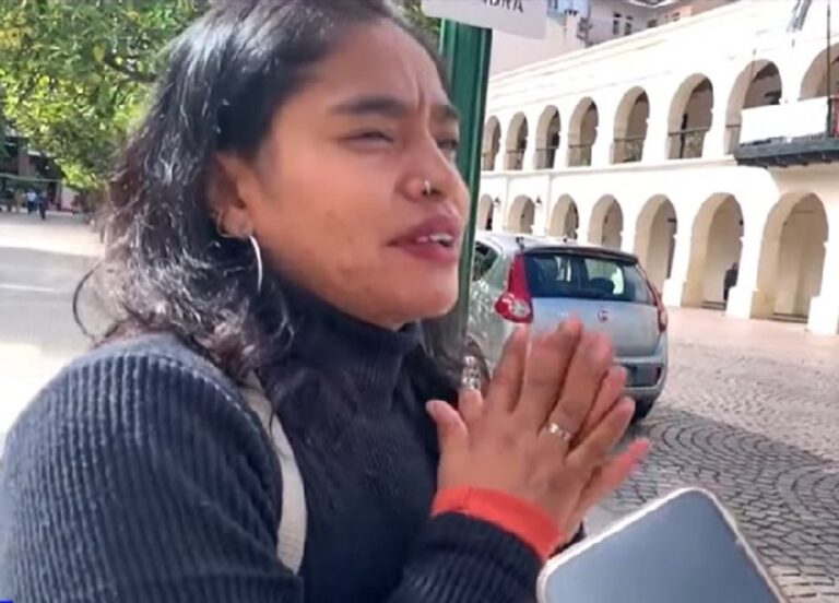 Vecinos de Salta conversando en la calle sobre seguridad escolar