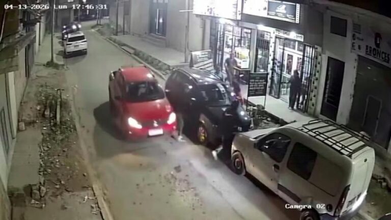 Captura de video de seguridad que muestra el momento del intento de robo y la intervención del conductor.
