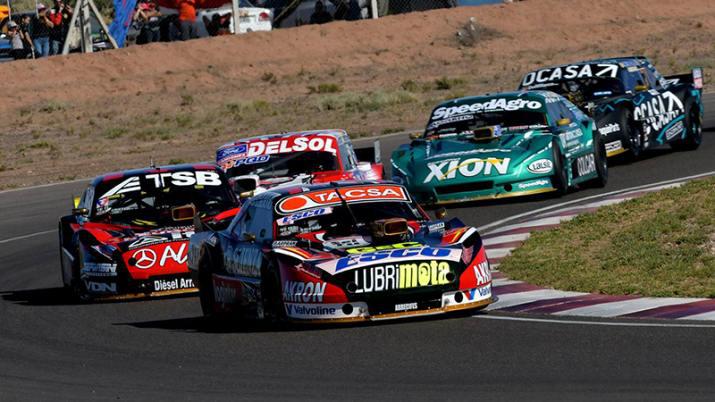 Vista aérea del autódromo de Salta con autos de competición en pista.