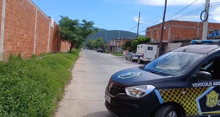 Operativo policial en calle del barrio La Fama, Salta