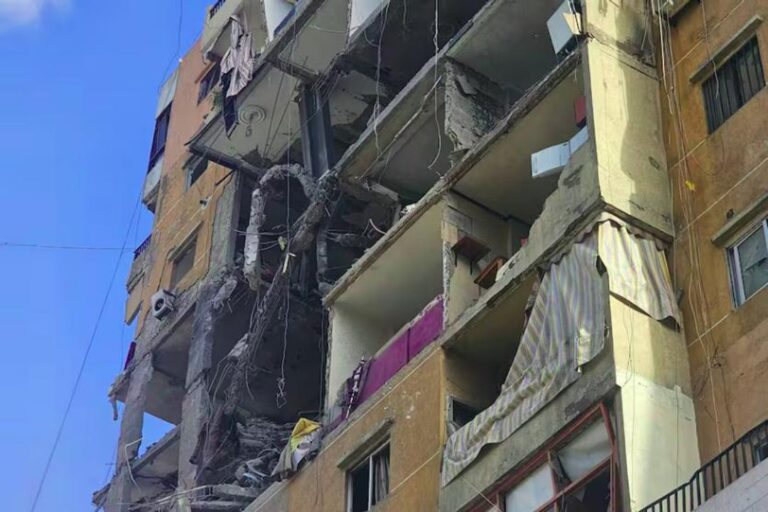 Columna de humo se eleva en los suburbios del sur de Beirut, Líbano, tras un ataque aéreo.